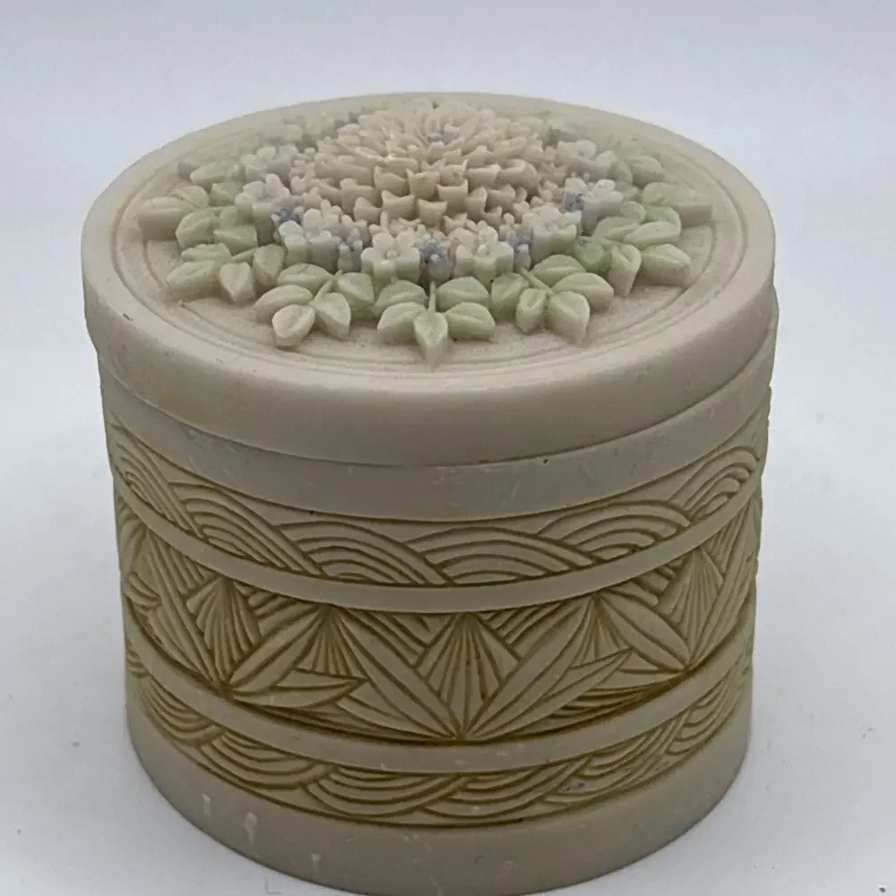Made in Wales - Design Centre London Miniature Bisque Floral Decorated Pill Box - Picture 7 of 9